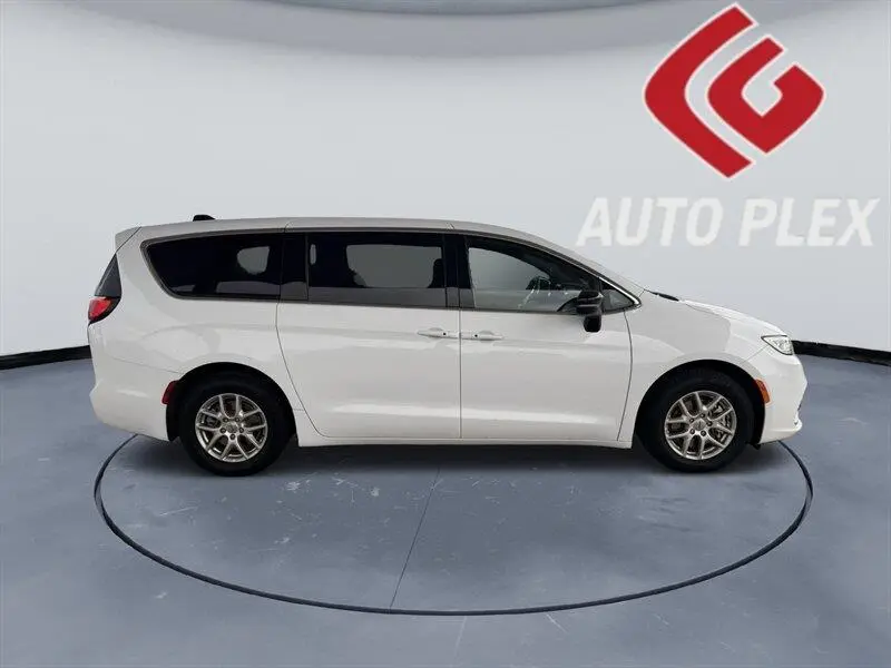 2025 Chrysler Pacifica Select photo 3