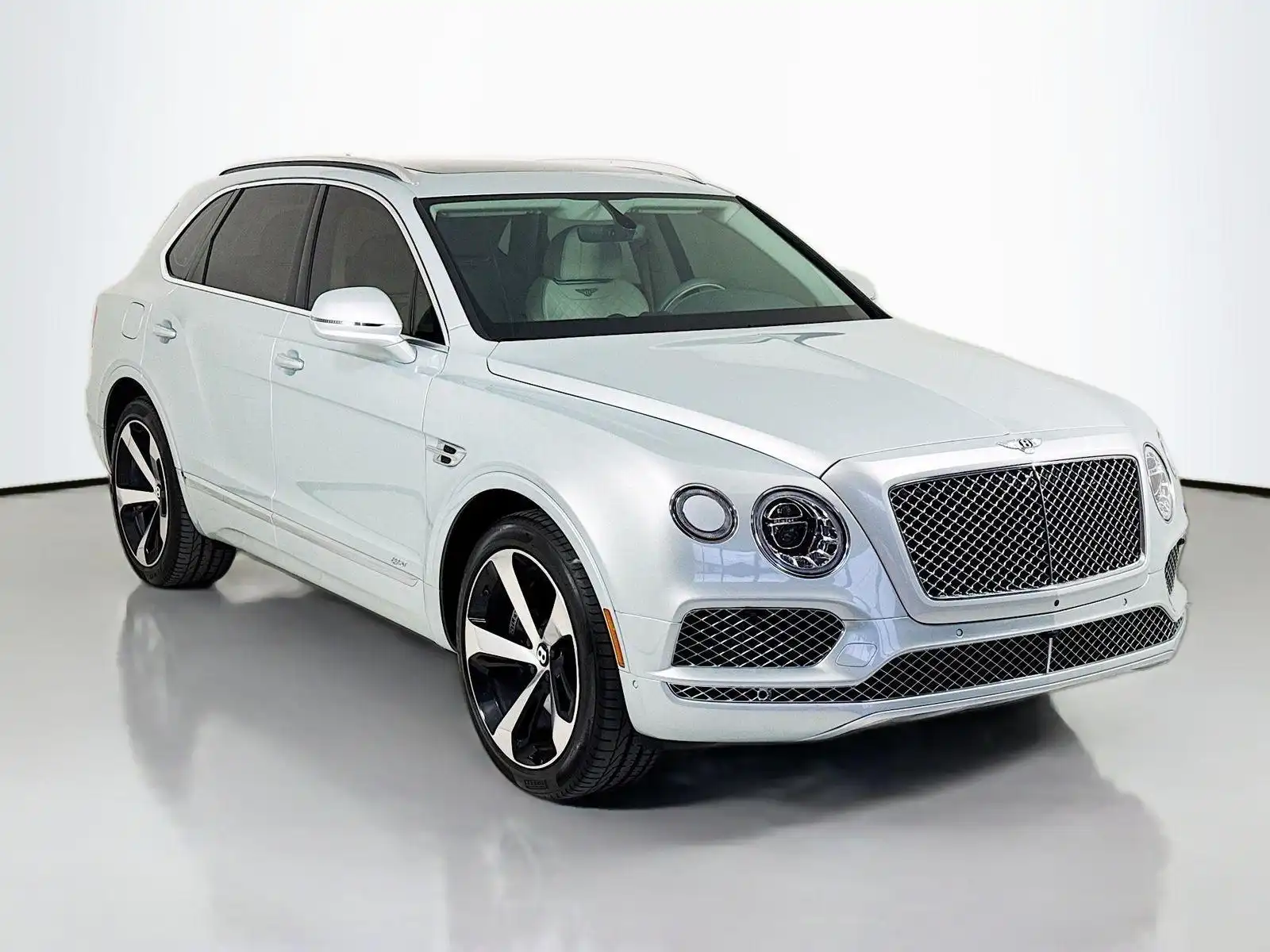 2020 Bentley Bentayga Hybrid's photo