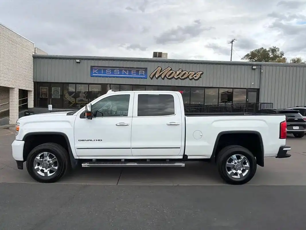 2017 GMC Sierra Denali 4WD Crew Cab Standard Box's photo