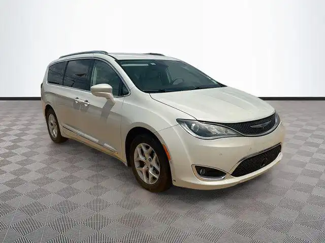 2019 Chrysler Pacifica Touring L Plus's photo