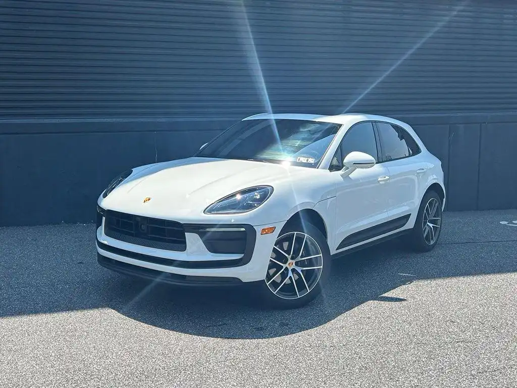 2026 Porsche Macan Base's photo