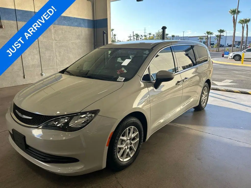 2017 Chrysler Pacifica Touring photo 1