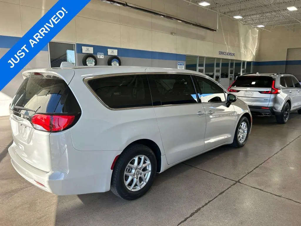 2017 Chrysler Pacifica Touring photo 3