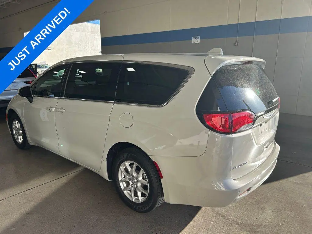 2017 Chrysler Pacifica Touring photo 4