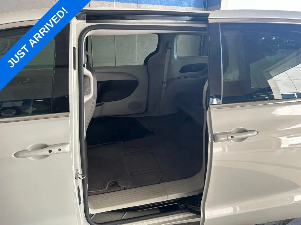 2017 Chrysler Pacifica Touring photo 5