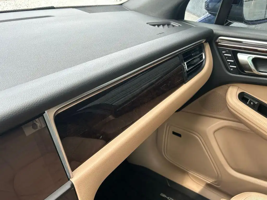 2026 Porsche Macan T's photo