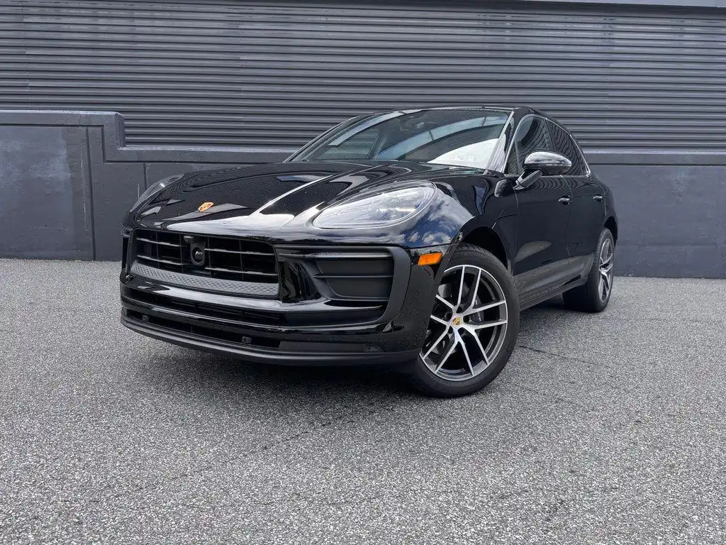 2026 Porsche Macan Base's photo