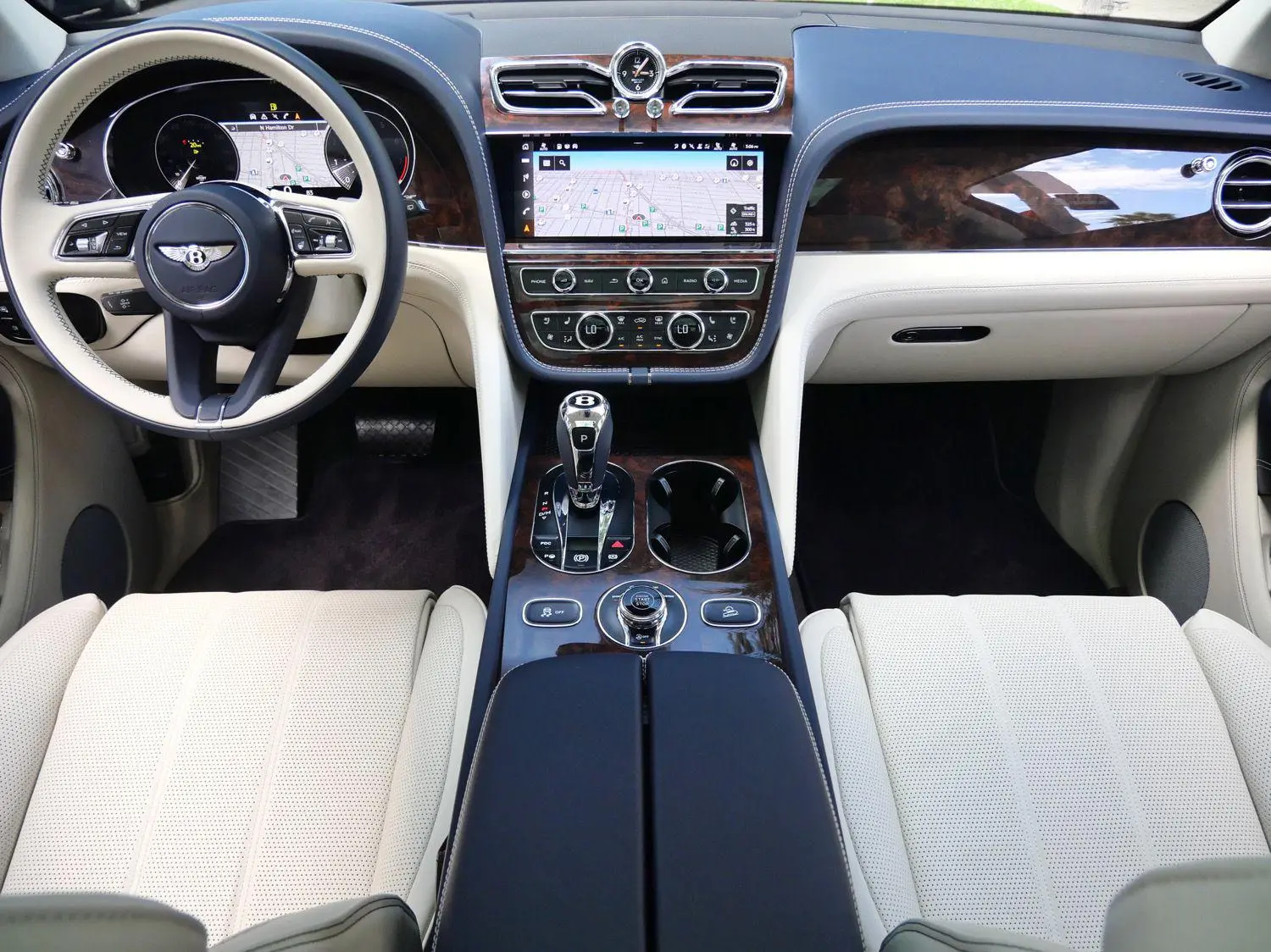 2023 Bentley Bentayga Azure EWB photo 4
