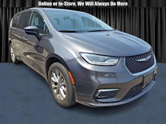2023 Chrysler Pacifica Touring L AWD's photo