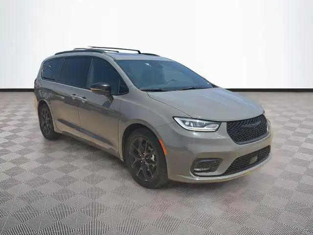 2025 Chrysler Pacifica Limited's photo