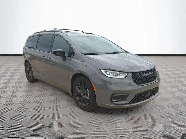 2025 Chrysler Pacifica Limited's photo