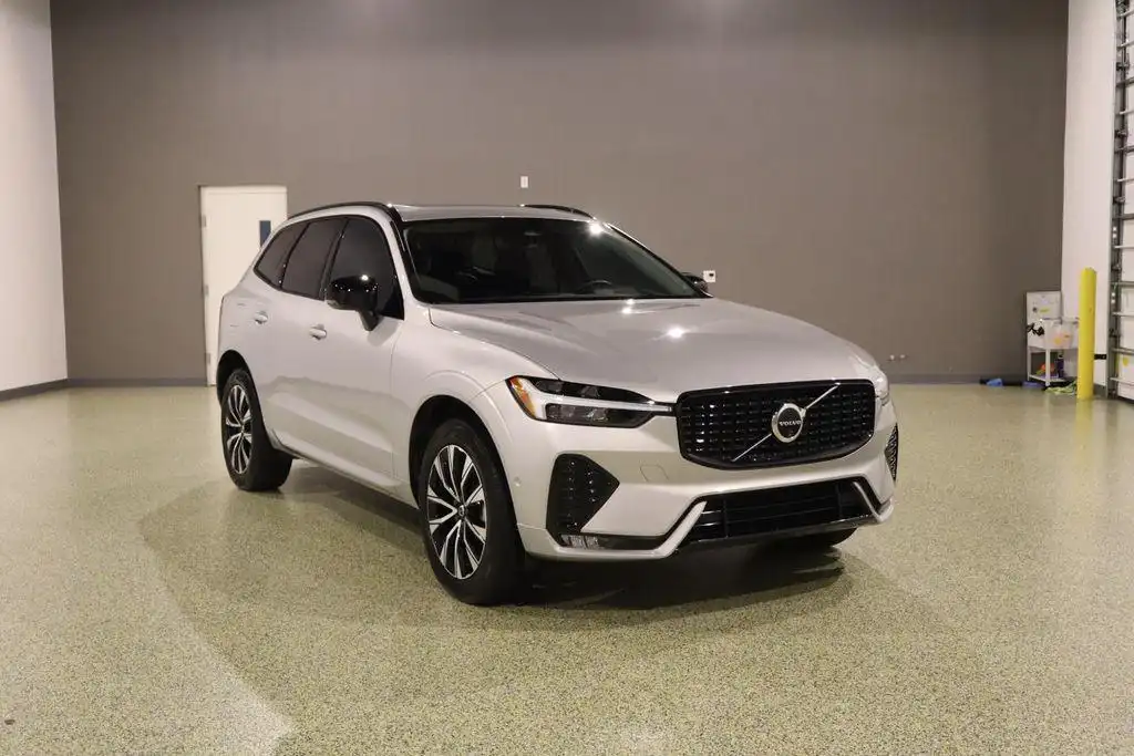 2025 Volvo XC60 B5 Plus Dark AWD's photo