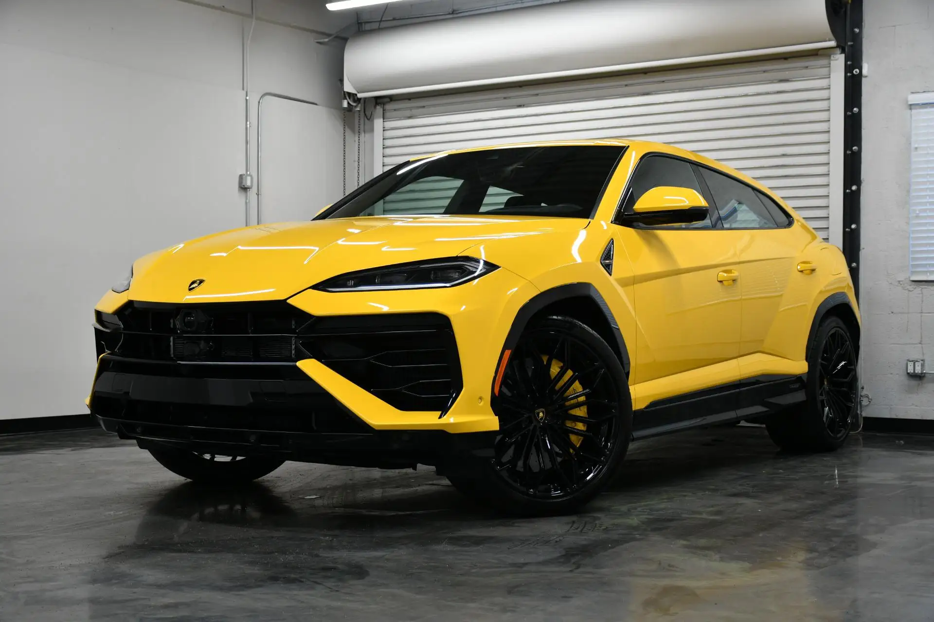 2025 Lamborghini Urus SE AWD photo 1
