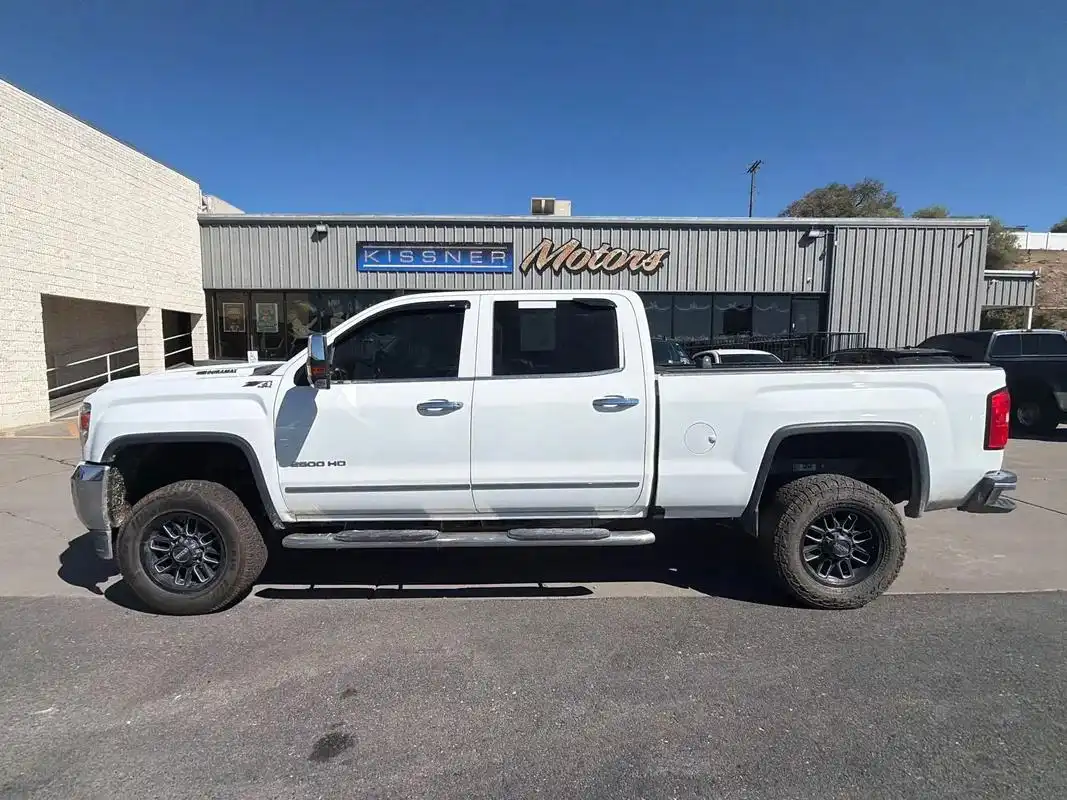 2019 GMC Sierra SLT 4WD Crew Cab Standard Box's photo