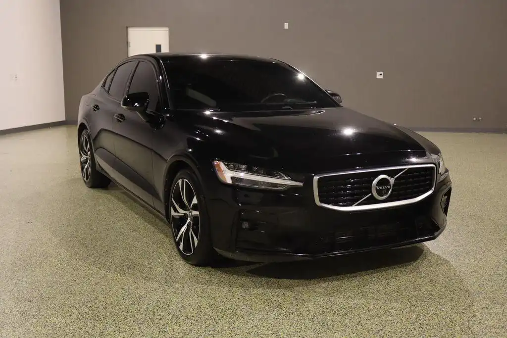 2019 Volvo S60 T6 R-Design AWD's photo