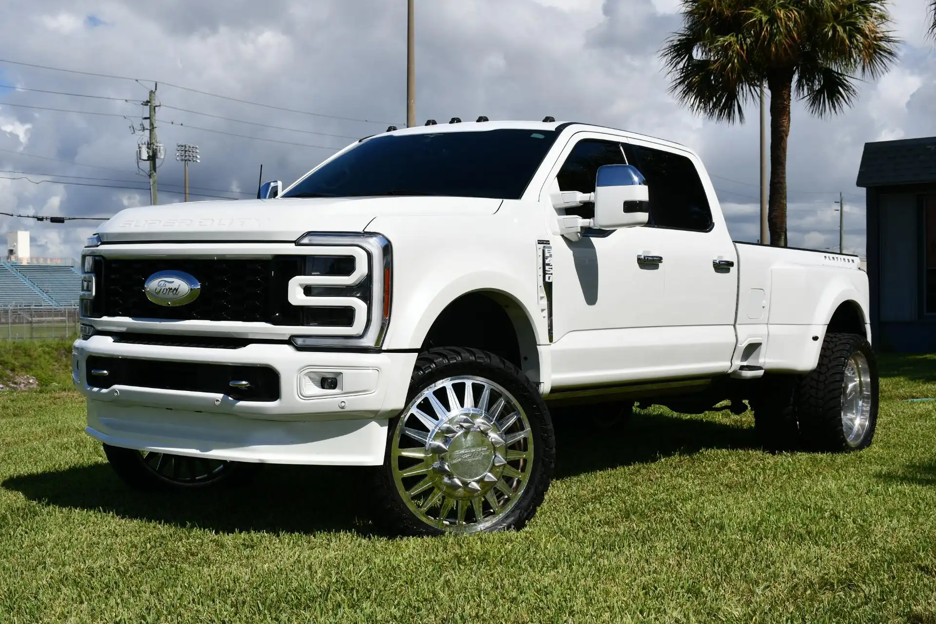 2023 Ford F-450 Platinum 4WD Crew Cab 8' Box's photo
