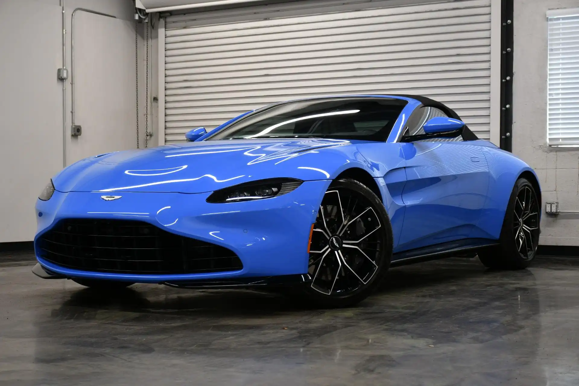 2021 Aston Martin Vantage 4.0 V8 Roadster's photo