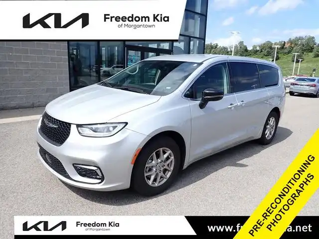 2024 Chrysler Pacifica Touring L's photo