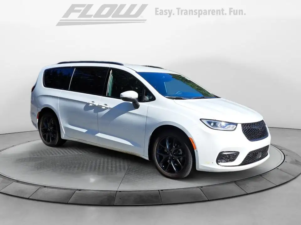 2023 Chrysler Pacifica Touring L's photo