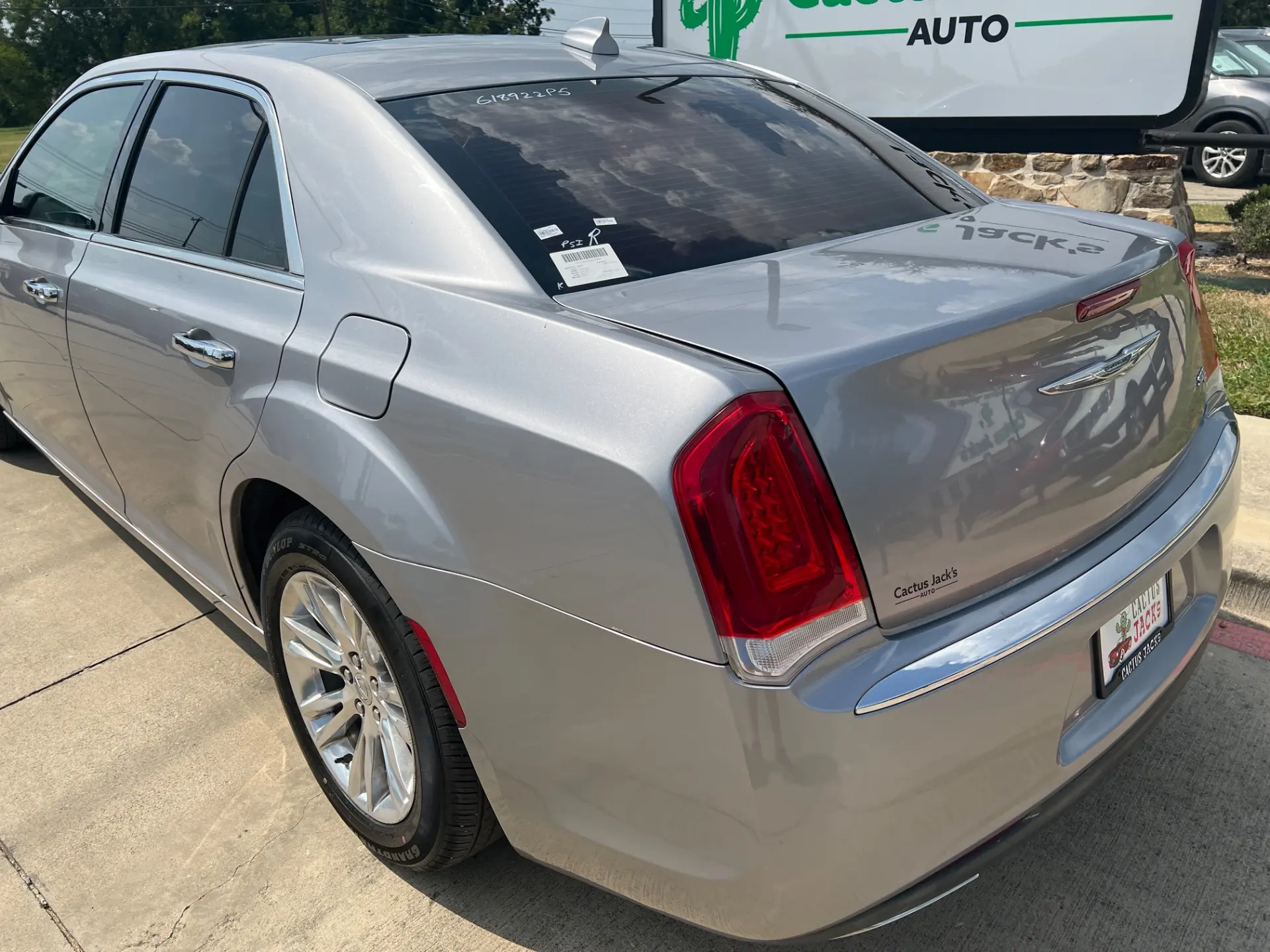 2016 Chrysler 300 C photo 3