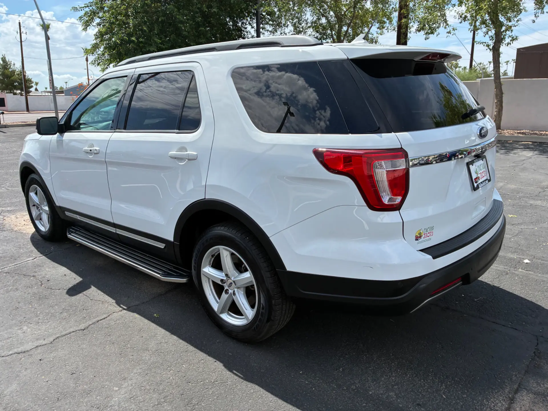 2019 Ford Explorer XLT FWD photo 3
