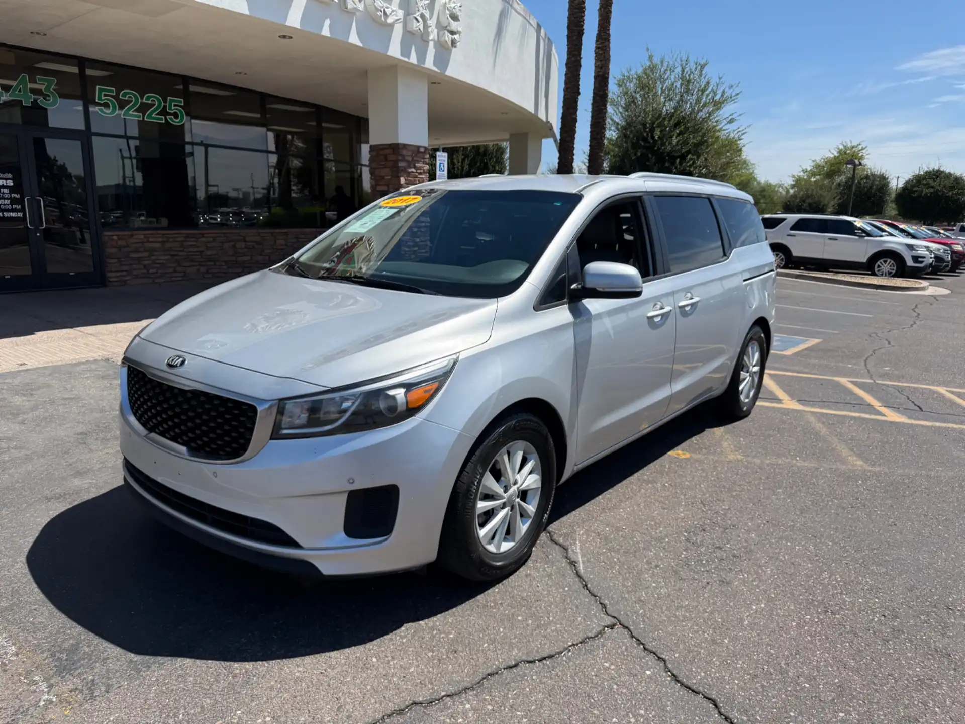 2017 Kia Sedona LX's photo