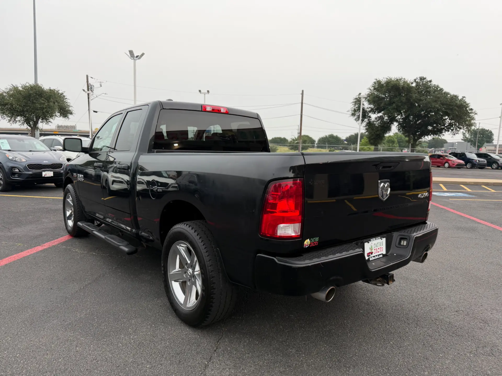 2017 RAM 1500 Express 4x4 Quad Cab 6'4 photo 4