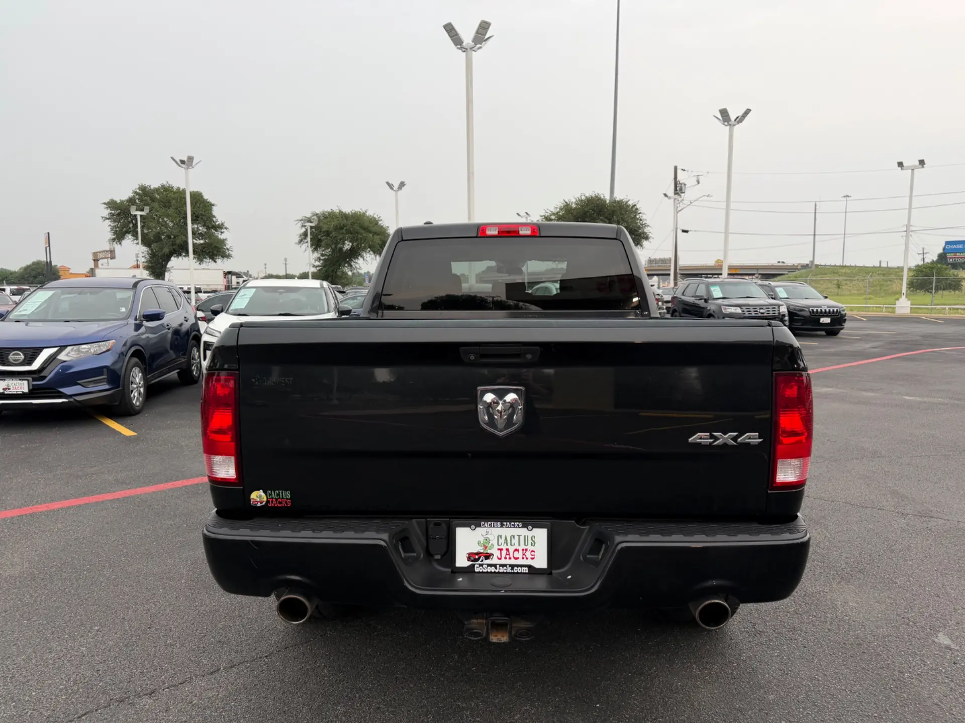 2017 RAM 1500 Express 4x4 Quad Cab 6'4 photo 5