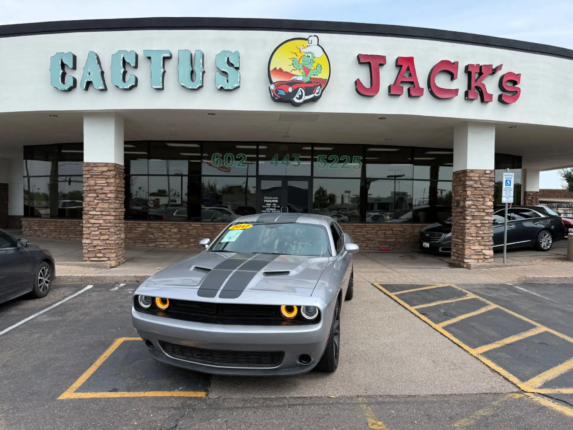 2017 Dodge Challenger SXT's photo