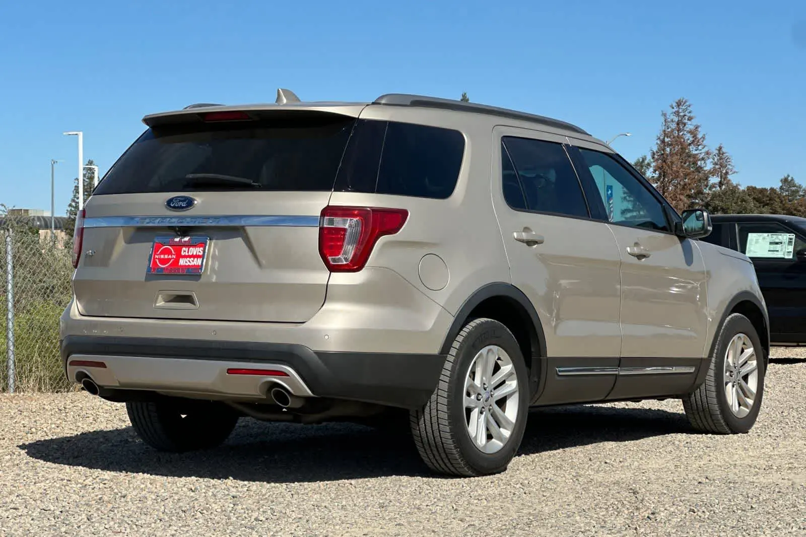 2017 Ford Explorer XLT FWD photo 3
