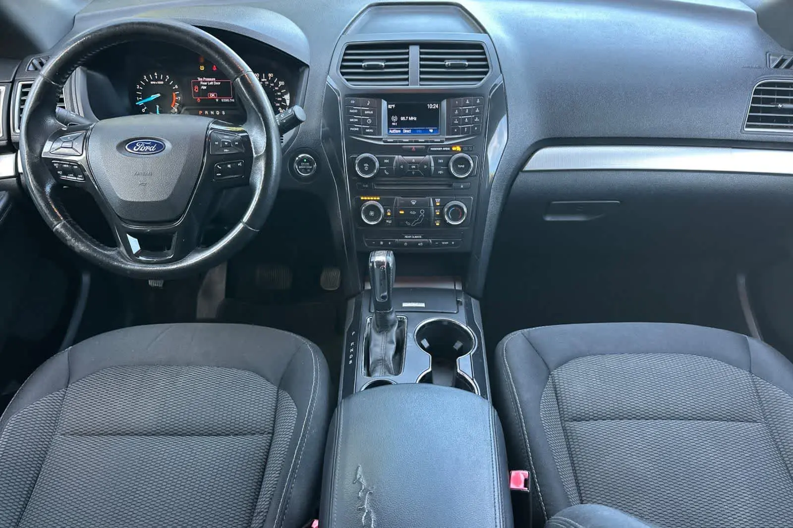 2017 Ford Explorer XLT FWD photo 4