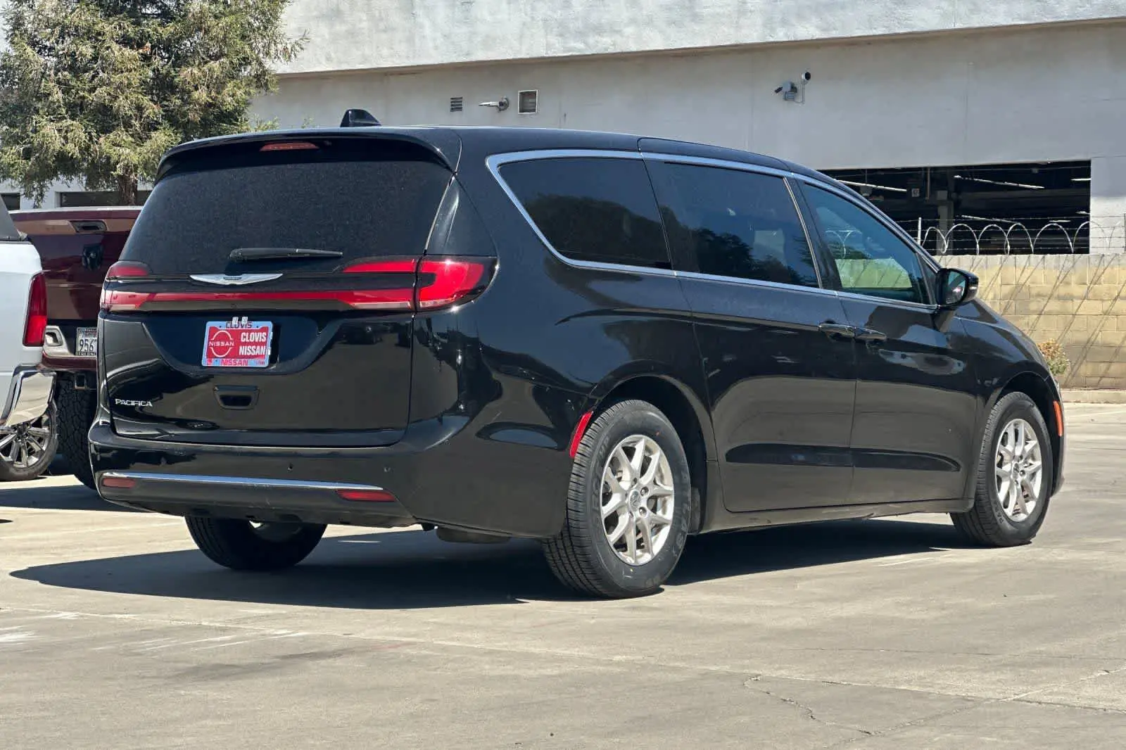 2025 Chrysler Pacifica Select photo 3