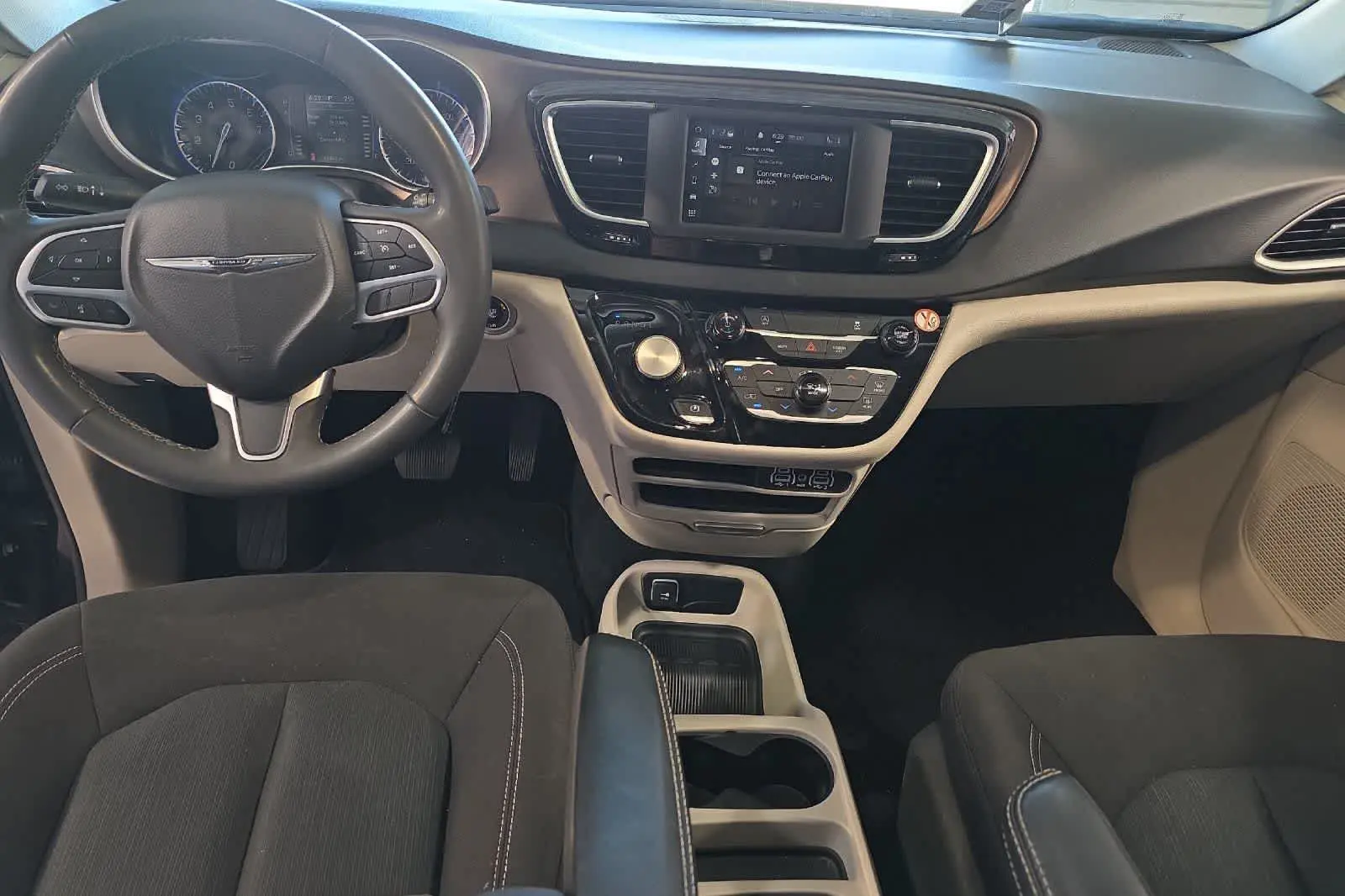 2023 Chrysler Voyager LX photo 4