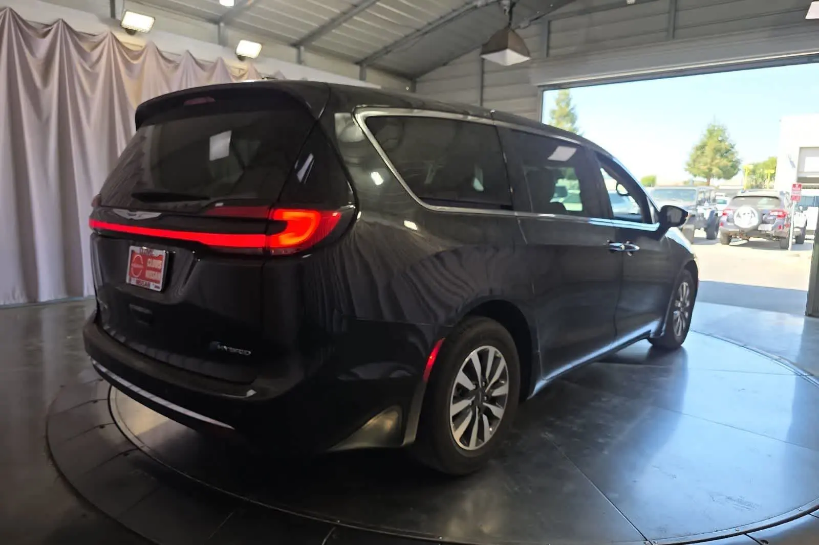 2023 Chrysler Pacifica Hybrid Touring L photo 3