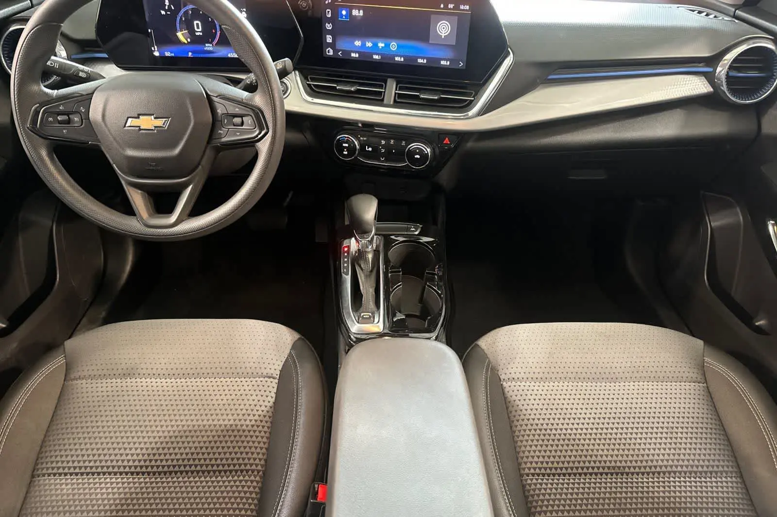 2025 Chevrolet Trax LT photo 4