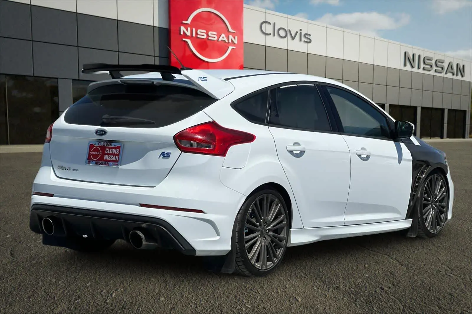 2017 Ford Focus 5 Door Hatch RS photo 3