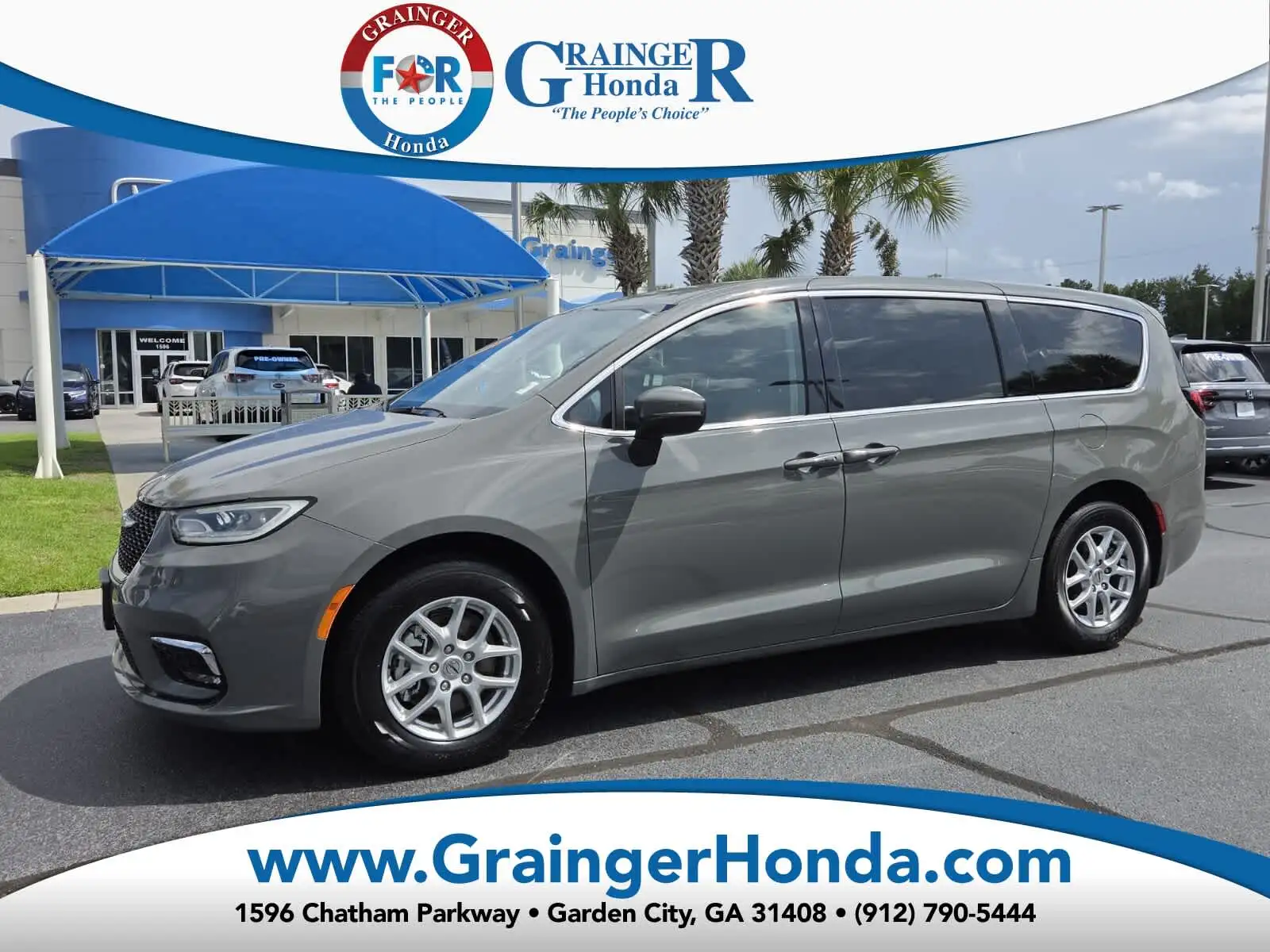2023 Chrysler Pacifica Touring L's photo