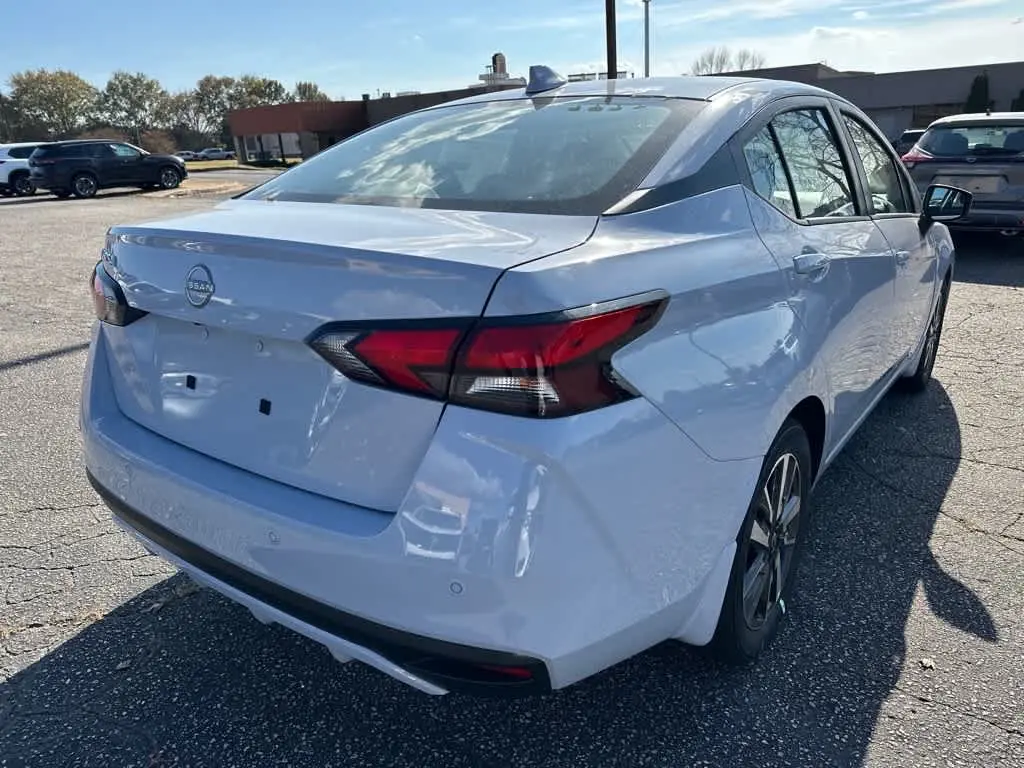 2025 Nissan Versa 1.6 SV CVT photo 3