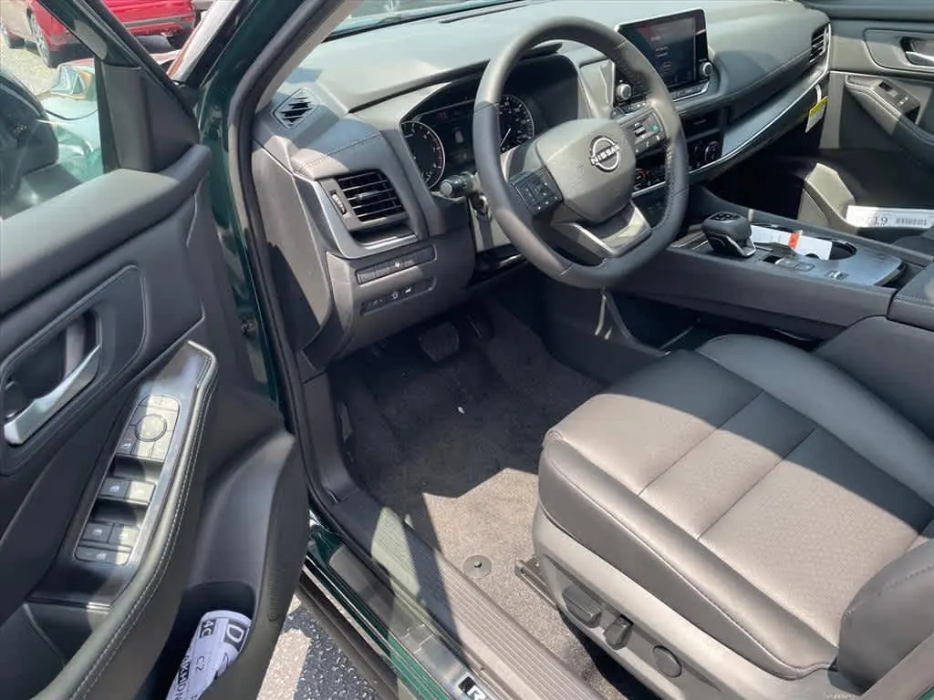 2026 Nissan Rogue Dark Armor photo 5
