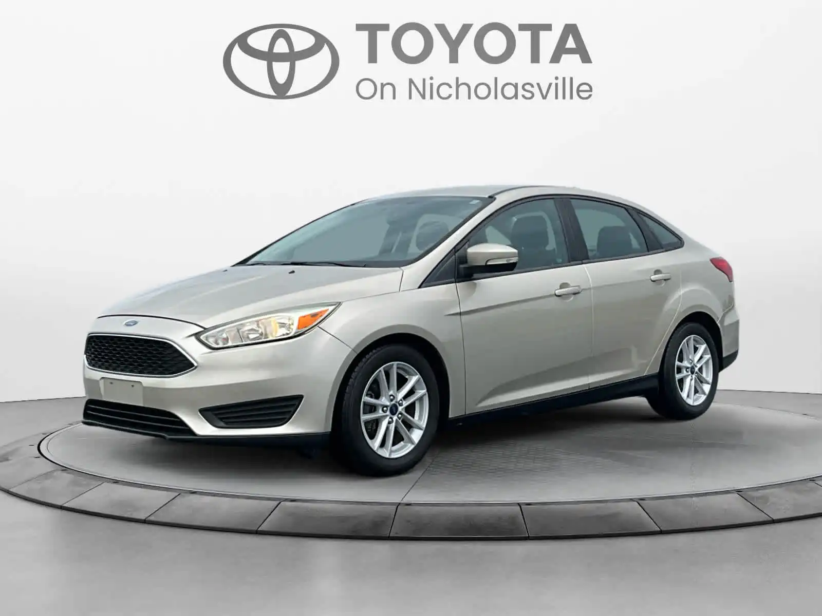 2017 Ford Focus SE Sedan's photo