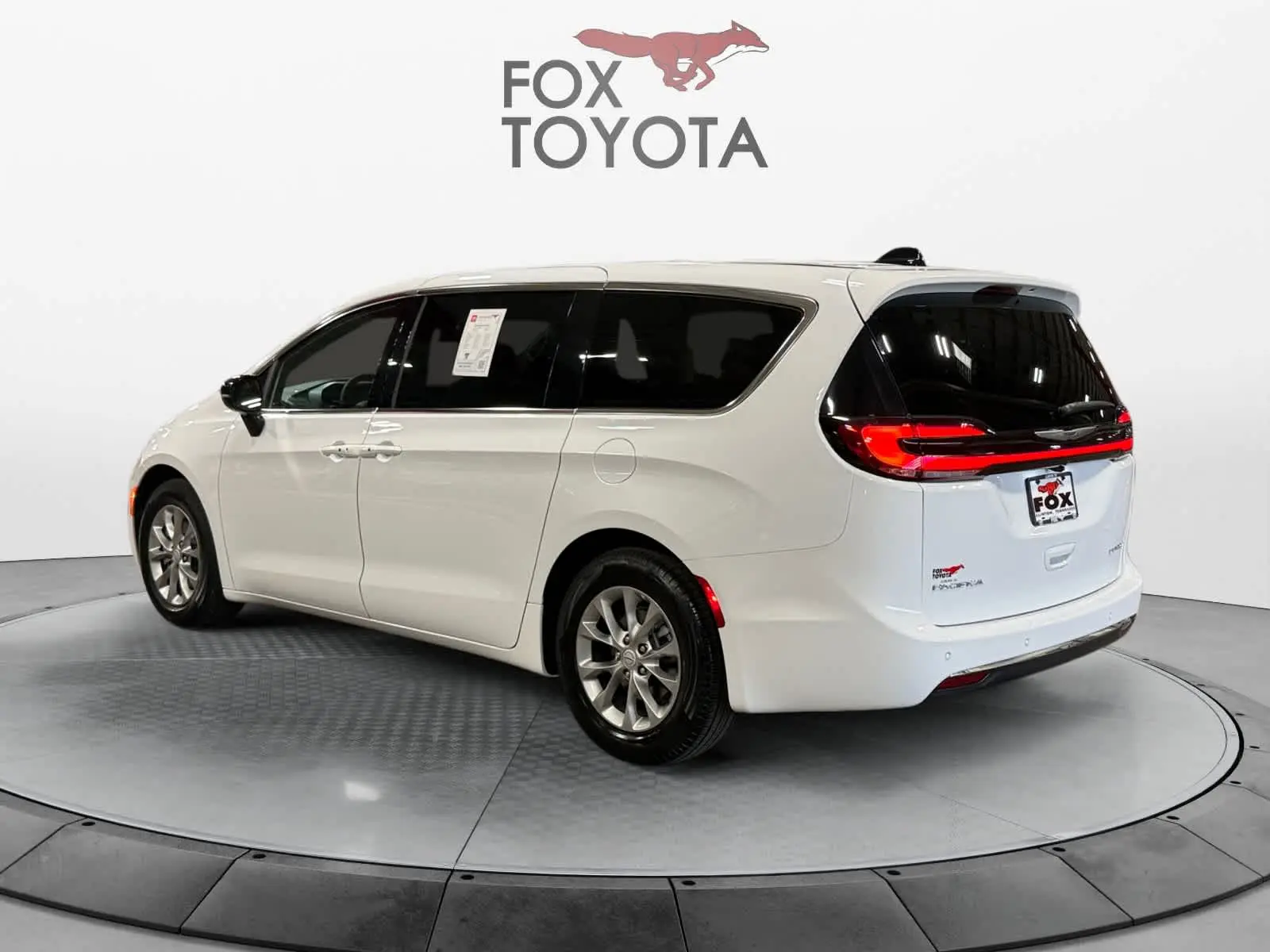 2026 Chrysler Pacifica Limited photo 4
