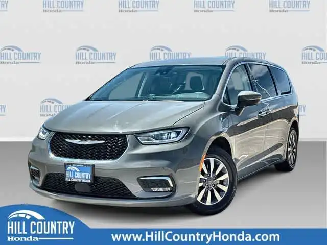 2023 Chrysler Pacifica Hybrid Touring L's photo