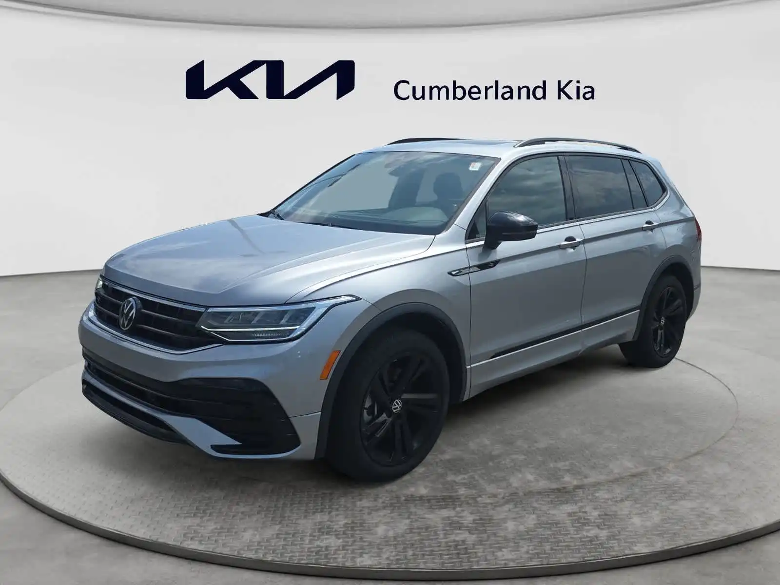2024 Volkswagen Tiguan 2.0T SE R-Line Black 4Motion's photo