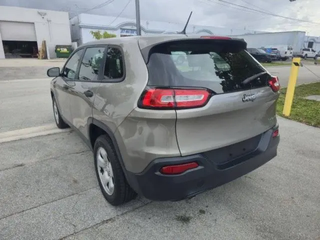 2017 Jeep Cherokee Sport photo 5