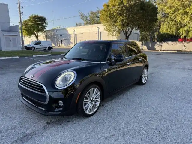 2017 MINI Cooper 4 Door's photo