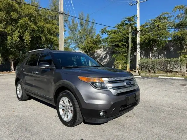2013 Ford Explorer XLT 4x4 photo 1