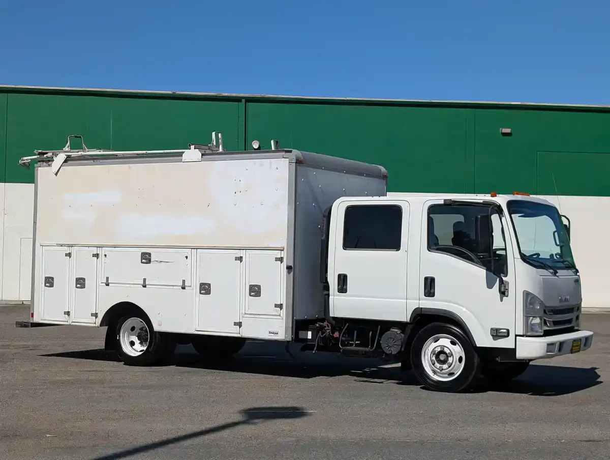 2017 Isuzu NPR-HD's photo