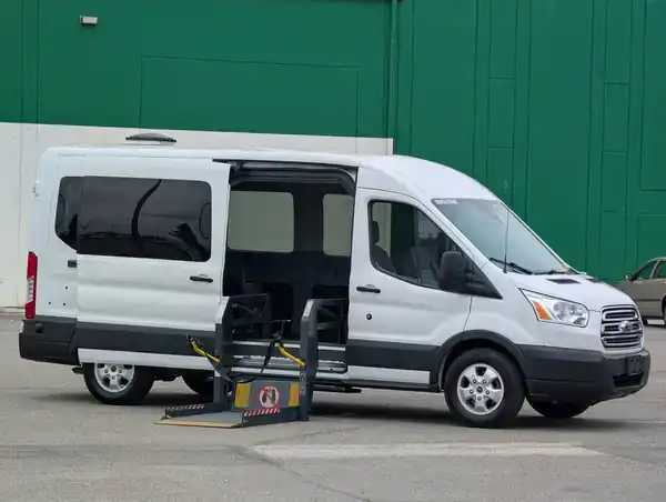 2017 Ford Transit 350 XLT Wagon Med Roof Sliding Pass. 148's photo