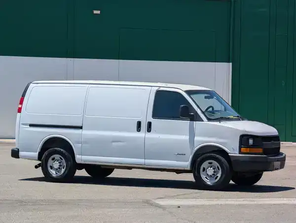 2005 Chevrolet Express 2500 Work Van HD's photo