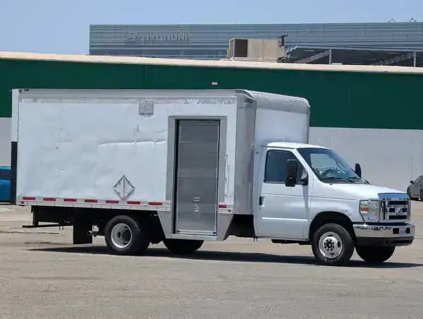 2015 Ford E-Series DRW E-450 Super Duty 158 in WB's photo